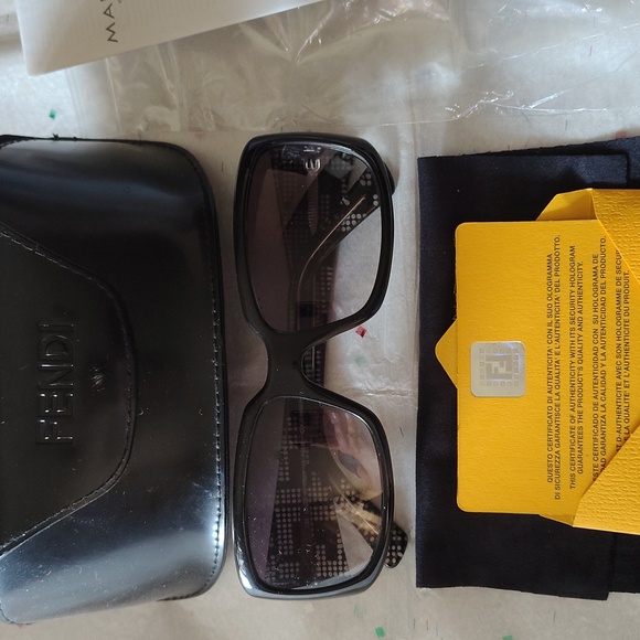 FENDI SUNGLASSES - Picture 1 of 7